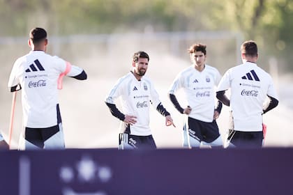 Messi fue el gran centro de atención de la práctica, tanto para las cámaras como para sus compañeros, en especial para los juveniles que comparten sus primeras horas junto a él