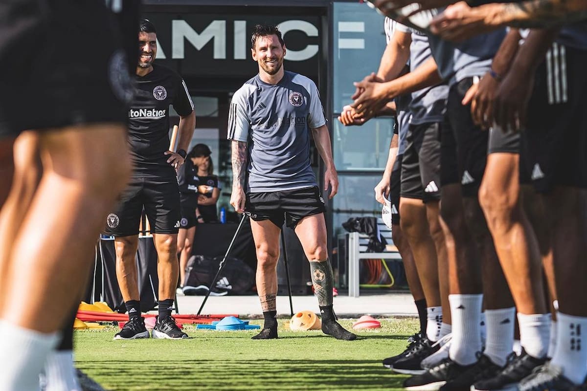 Messi fue recibido con el tradicional túnel por parte de sus compañeros en Inter Miami; debutará este viernes