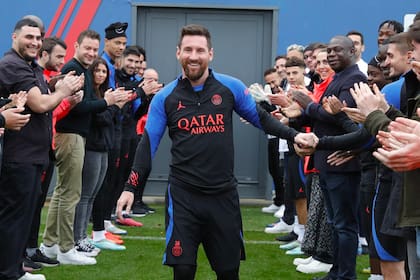 Messi fue recibido en PSG por un pasillo de honor hecho por empleados y compañeros del club: ahora sí, en París es feliz