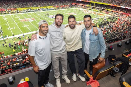Messi fue sensación en el Super Bowl: fue a ver el gran encuentro junto con sus amigos del Inter, Lucho Suárez, Jordi Alba y Sergio Busquets