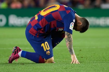 Messi, hincado, después de sentir una molestia en el aductor izquierdo.