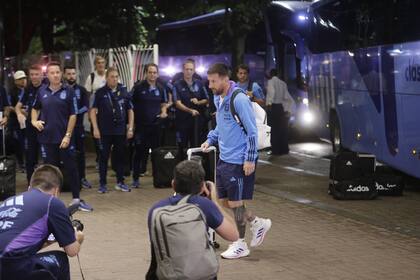 Messi ingresa al hotel, en Río de Janeiro: todas las miradas le apuntan