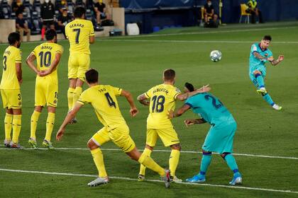 Messi intenta de tiro libre; en el cierre del partido un remate de falta dio en el travesaño