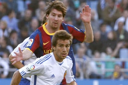Messi intenta superar a su compatriota Ponzio