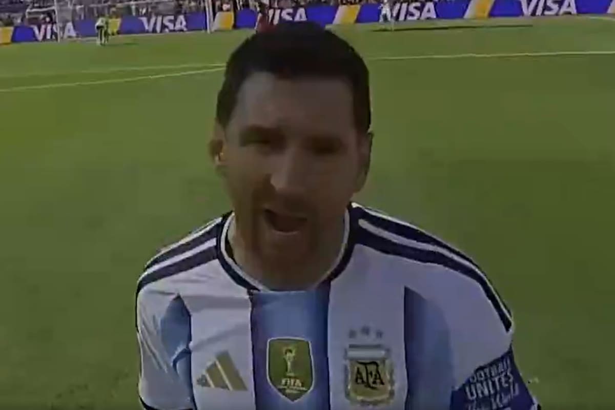 Messi interactuó en varias oportunidades con el referí del partido decisivo