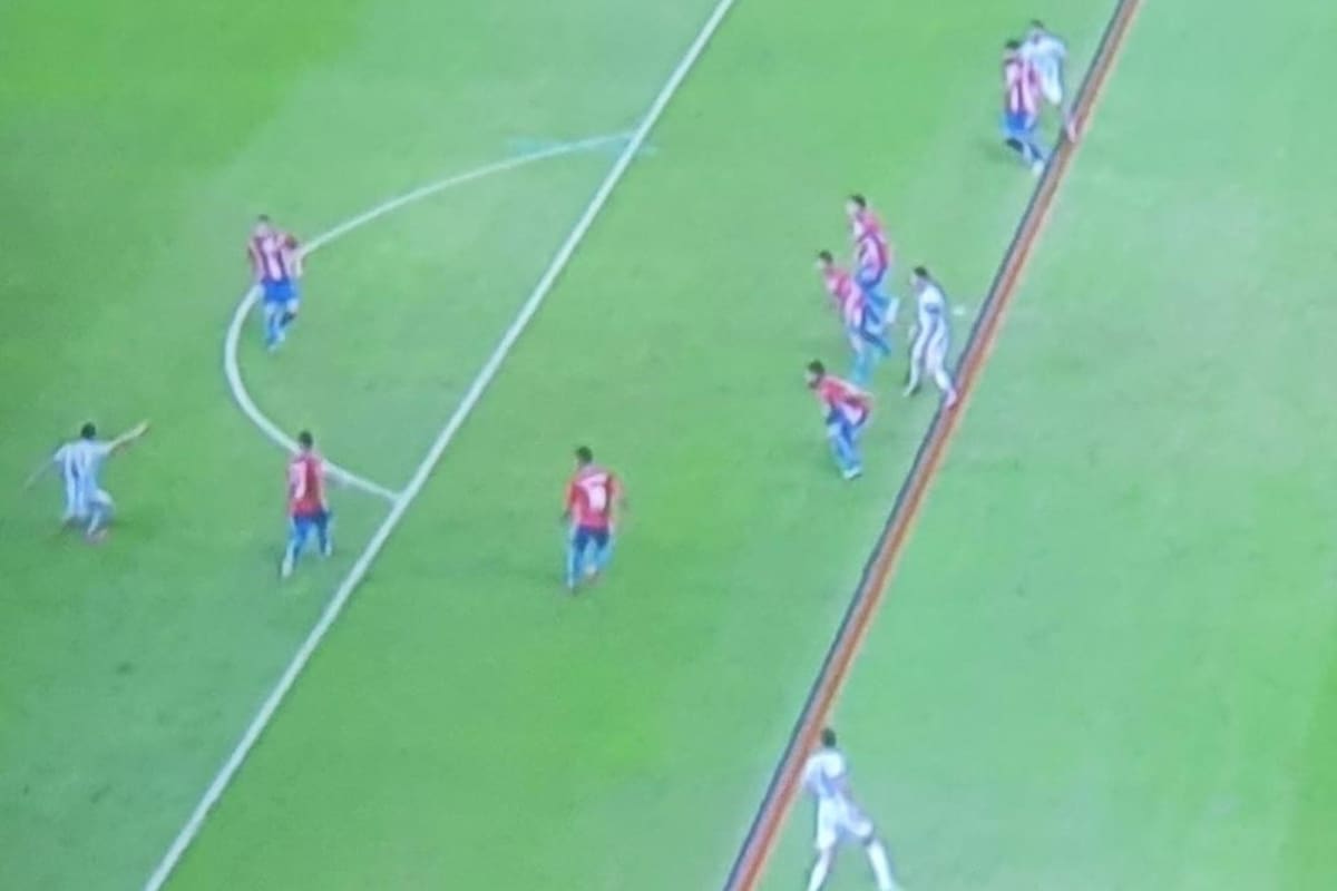 Messi interfiere al arquero Silva en el remate. la jugada fue advertida desde el VAR y el tanto posterior fue anulado