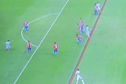 Messi interfiere al arquero Silva en el remate. la jugada fue advertida desde el VAR y el tanto posterior fue anulado