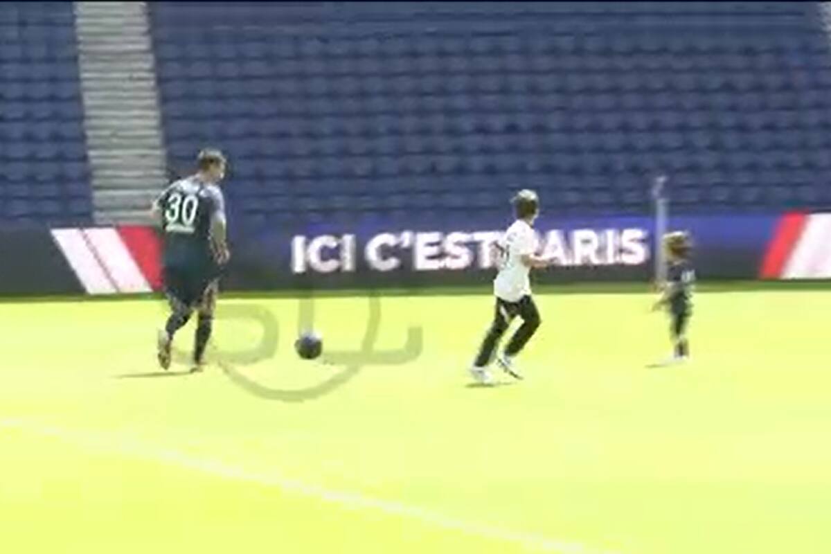 Messi juega con sus hijos en el césped del Parque de los Príncipes