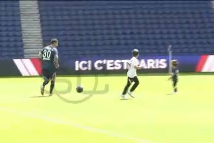 Messi juega con sus hijos en el césped del Parque de los Príncipes