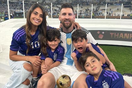 Messi junto a Anto Roccuzzo y sus hijos en Qatar 2022 (imagen ilustrativa)