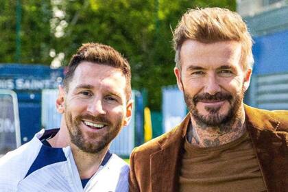 Messi junto a Beckham, cuando lo fue a visitar en un entrenamiento del PSG