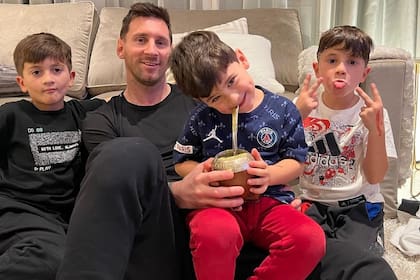 Messi junto a sus tres hijos: Thiago, Ciro y Mateo