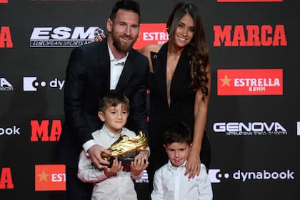 Messi le cede el Botin de Oro a Thiago, su hijo mayor, acompañado por Antonella y Mateo