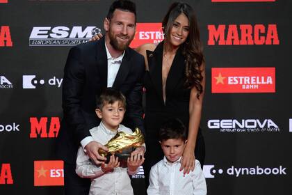 Messi le cede el Botin de Oro a Thiago, su hijo mayor, acompañado por Antonella y Mateo