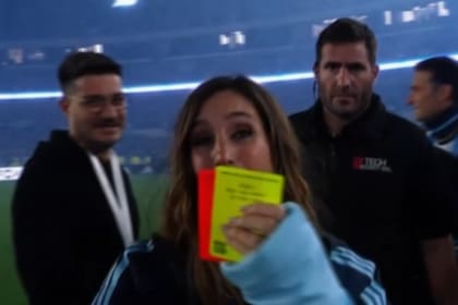 Messi le entregó a La Sole las tarjetas del partido que le regaló el árbitro (Foto: Captura)
