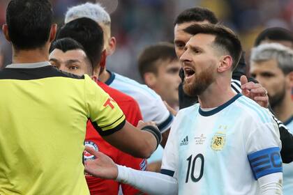 Messi le protesta la tarjeta roja al árbitro paraguayo Mario Díaz de Vivar.