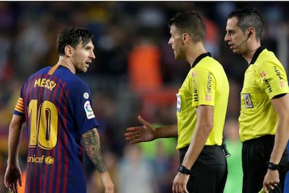 Messi le recrimina a Gil Manzano, que se queda con la mano extendida