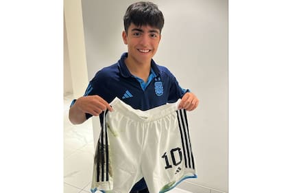 Messi le regaló su short a Benjamín, el hijo Agüero