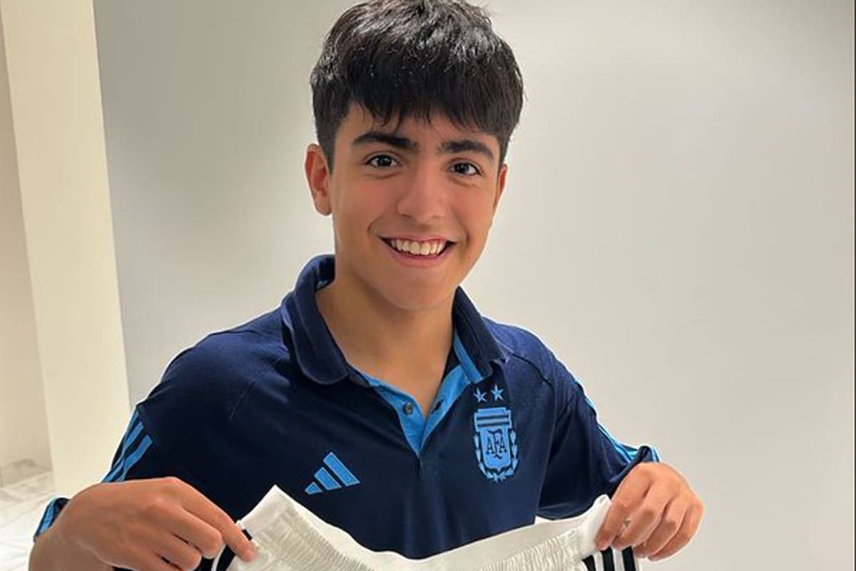 Messi le regaló su short a Benjamín, el hijo Agüero