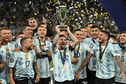 Messi levanta la copa; Argentina es campeón de la Finalissima luego de vencer 3-0 a Italia en Wembley