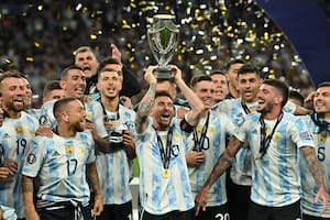 Messi levanta la copa; Argentina es campeón de la Finalissima luego de vencer 3-0 a Italia en Wembley