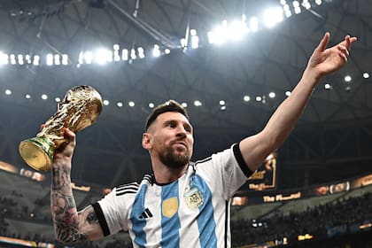Messi levanta la copa en el Mundial de Qatar