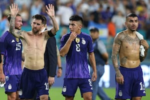 Messi levanta los brazos, agradecido, junto al resto de los jugadores argentinos