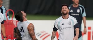 La selección argentina enfrenta su primer examen europeo, con el liderazgo del grupo en juego