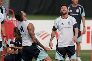 La selección argentina enfrenta su primer examen europeo, con el liderazgo del grupo en juego