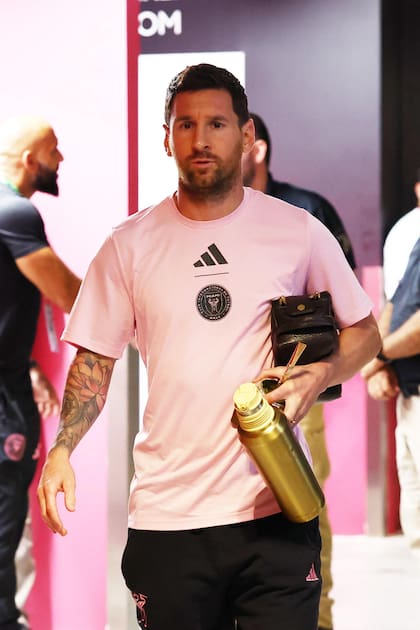 Messi llegando con su mate al estadio