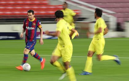 Messi conduce la pelota; la defensa de Villarreal dio muchas facilidades; en el primer tiempo ya perdía 4-0