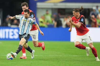 Messi lleva la pelota, los autríacos lo corren de atrás