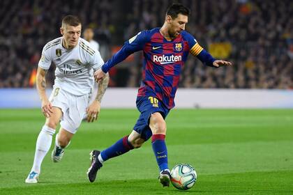 Messi lleva la pelota, seguido por Kroos