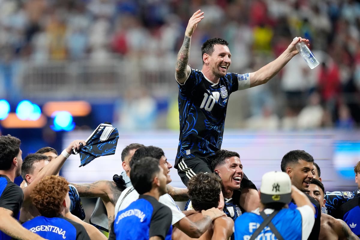Messi, llevado en andas por Enzo Fernández, tras el memorable triunfo frente a Inglaterra
