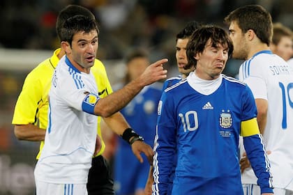 Messi lo deja hablando solo a Karagounis, el capitán griego, aquel 22 de junio de 2010, en la ciudad sudafricana de Polokwane, su primera vez con el brazalete de la selección argentina