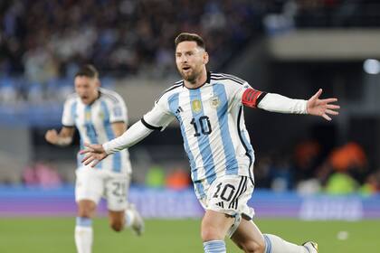 Messi lo hizo de nuevo: golazo de tiro libre y victoria sobre Ecuador, para celebrarlo en un Monumental repleto