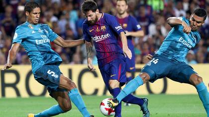 Messi lucha con Varanne y Casemiro en agosto pasado