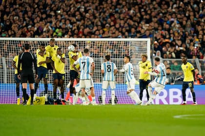 Messi, magia: la pelota vuela hacia la red del arco de Ecuador