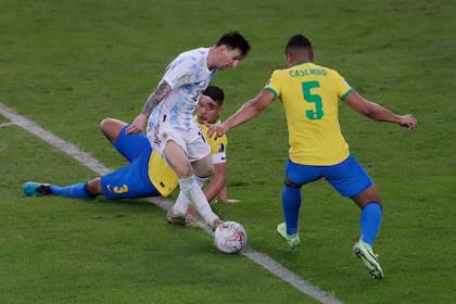 Messi maniobra entre Thiago Silva y Casemiro en la entrada al área de Brasil
