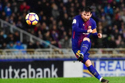 Messi marca de tiro libre, ayer, ante Real Sociedad