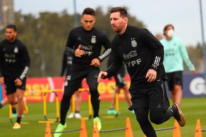 Messi marca el camino en el entrenamiento de la selección argentina de fútbol, camino a la Copa América.