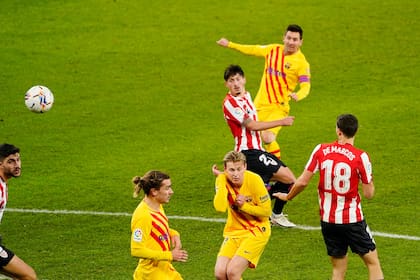 El disparo de Messi viaja hacia el palo; era su tercer gol personal