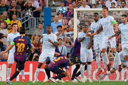 Messi marcó el primero de tiro libre