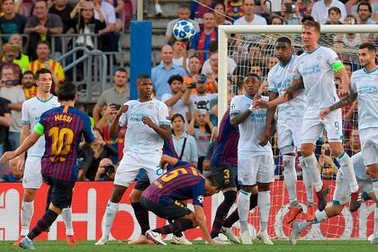 Messi marcó el primero de tiro libre