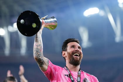 Messi muestra el último trofeo obtenido por Inter Miami: la Campeones Cup, en su estadio