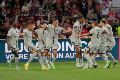 Messi, Neymar y todo PSG abraza a Mbappé, autor del rápido 1 a 0 sobre Lille; el francés marcó un hat trick