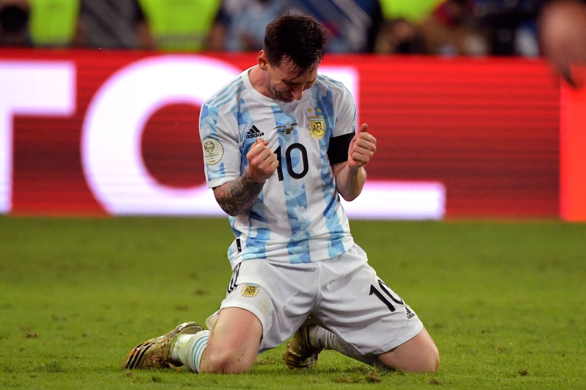 Messi no puede contener la emoción: lágrimas... esta vez, de felicidad; el capitán se dio el gusto de obtener su primer título con la selección mayor argentina