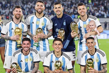 Messi, Otamendi, Paredes, De Paul, Dybala y Di María tienen un trofeo en sus manos, salvo Gio, que luce dos: la Copa del Mundo y su hija Emilia