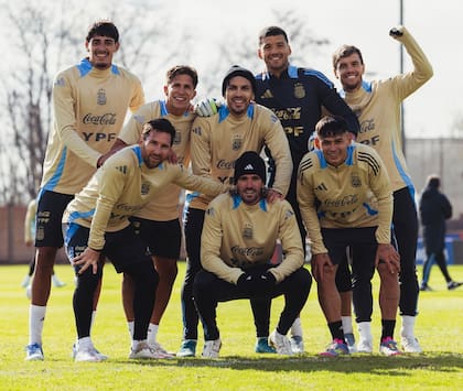 Messi, Paredes, De Paul y compañía, equipo ganador de un relajado picadito en Ezeiza. (Prensa AFA)