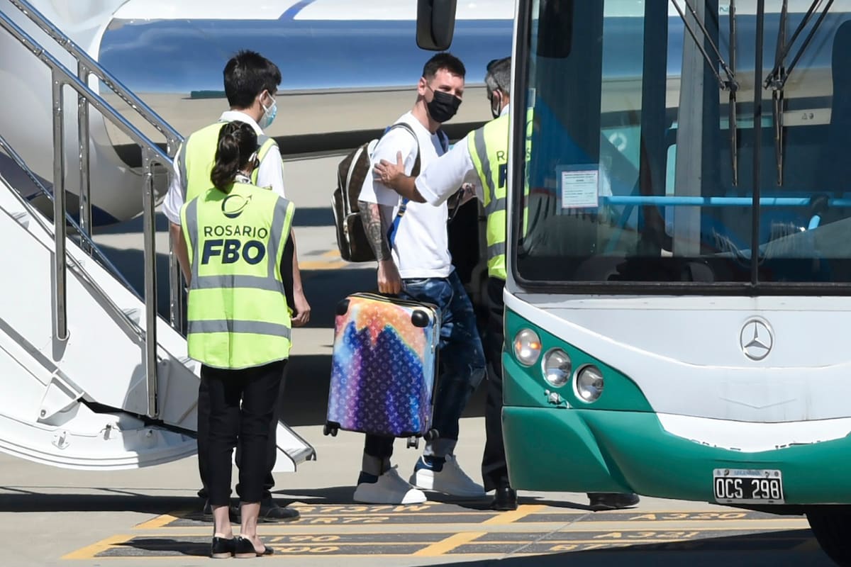 Messi, Paredes, Icardi y Di María, llegaron en un chárter a Rosario, para pasar las fiestas en familia
